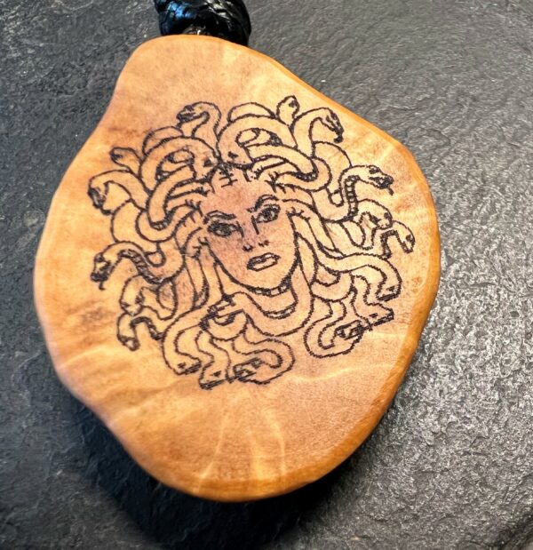 Medusa, Gorgone griechischen Mythologie Schutzamulett VEGAN Unikat – Bild 5