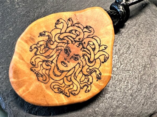 Medusa, Gorgone griechischen Mythologie Schutzamulett VEGAN Unikat – Bild 7