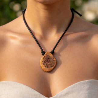 Medusa-Schutzamulett &ndash; Unikat aus magischer Baumperle (Schwarzerle)